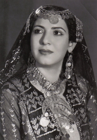 Egyptian performer of the 1940´s wearing badla decorated clothing. Postcard TRC collection.